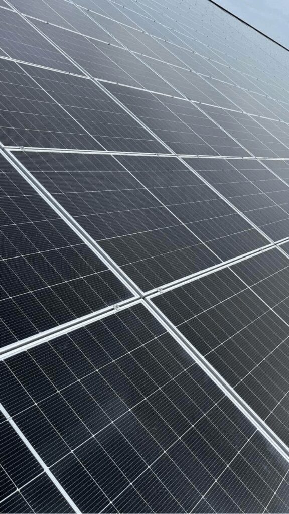 Une pose de panneaux photovoltaïques à Cannes